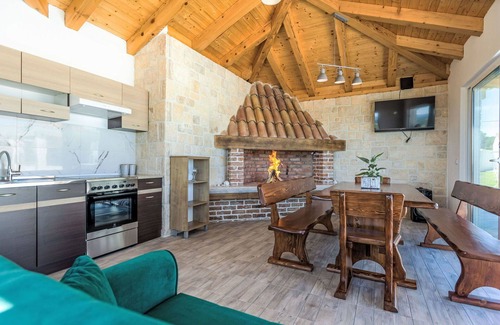 Gornji Zemunik House | Stunning private villa for 8 guests with private pool, A/C, WIFI, hot tub, TV, terrace and parking