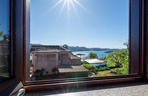 Pella House | Stunning private villa for 6 guests with WIFI, TV, patio, pets allowed and parking
