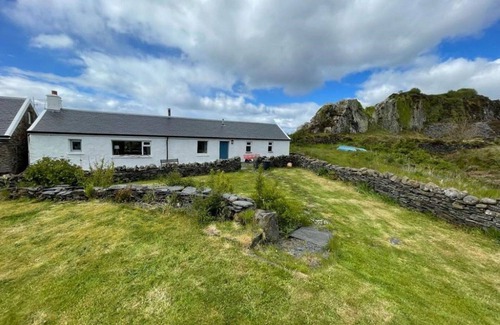 Slate Islands House | Stunning private villa for 4 people with WIFI, TV and pets allowed
