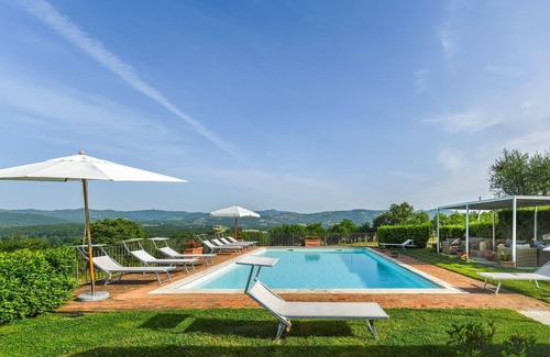 Rapale Villa | Stunning private villa for 20 people with sauna, private pool, WIFI, TV, panoramic view and park.