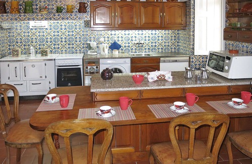 Gondufe Villa | Stunning private villa for 10 people with WIFI, pool, TV, terrace and parking