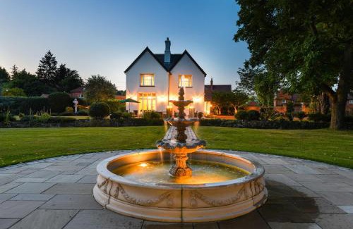 Stoke Bardolph House | Stunning Rectory in Countryside with Hot Tub