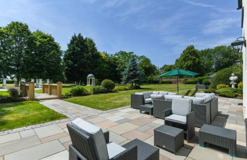 Stoke Bardolph House | Stunning Rectory in Countryside with Hot Tub