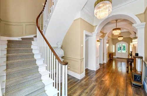 Stoke Bardolph House | Stunning Rectory in Countryside with Hot Tub