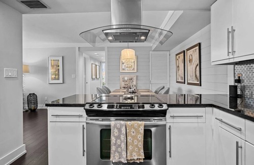 Longboat Key Condo | Stunning, resort like, Longboat Key, 2-bedroom condo on Gulf beach, near stores!