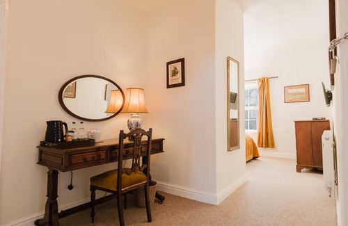Axford Apartment | Stunning Room Above Amazing Silks Pub