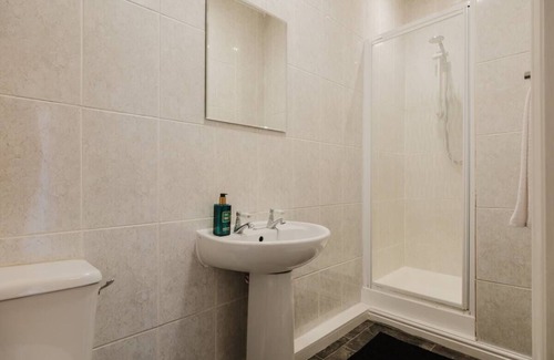 Axford Apartment | Stunning Room Above Amazing Silks Pub