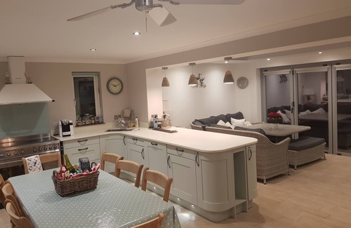 Treator Cottage | Stunning Sea View Cottage 3Min Walk to Beach, Sleeps 8, Family-Friendly Retreat!