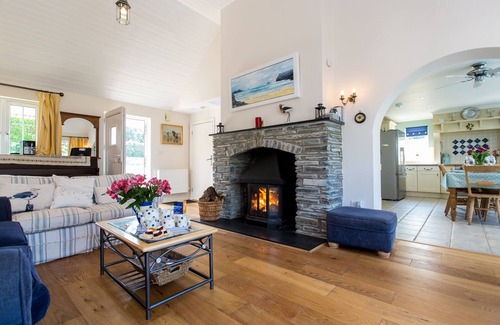Treator Cottage | Stunning Sea View Cottage 3Min Walk to Beach, Sleeps 8, Family-Friendly Retreat!