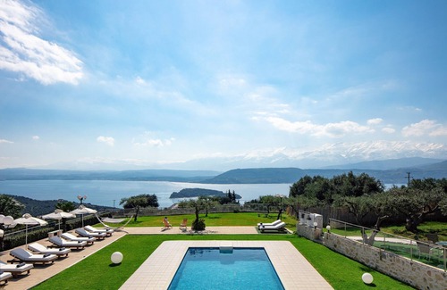 Sternes Villa | Stunning sea Vistas and Full Privacy Next to Marathi & Loutraki Beaches!