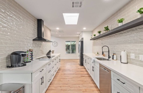 Raskin Estates House | Stunning Sharon | Pool & Kosher Friendly