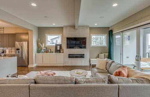 Talbot's Corner Villa | Stunning Skyline Manor - Rooftop Views