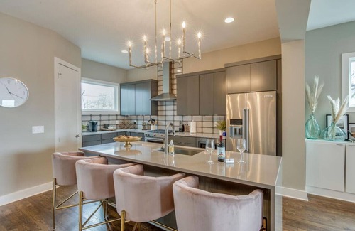 Talbot's Corner Villa | Stunning Skyline Manor - Rooftop Views