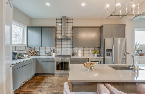 Talbot's Corner Villa | Stunning Skyline Manor - Rooftop Views