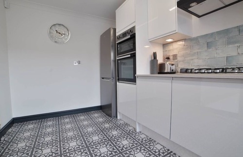 Sleaford House | Stunning & Spacious Home | Driveway | Sleeps 6!