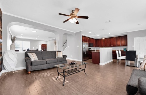 Spring House | Stunning & Spacious home, 8 beds, PS4, Karaoke and lots more!