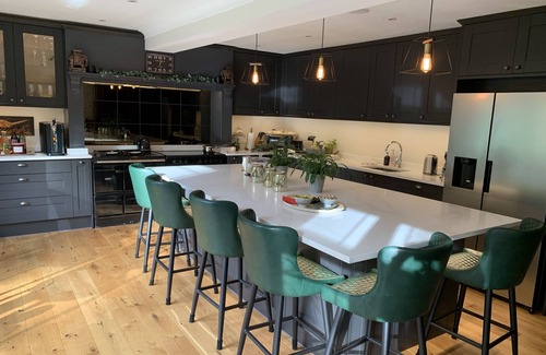 Hindhead House | Stunning Surrey Hills Country House w/hot tub (seasonal). Sleeps 8-10.