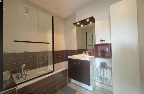 Meyzieu Nord Ouest Apartment | Stunning T2 pool box-Meyzieu Gare-Stade-Eurexpo