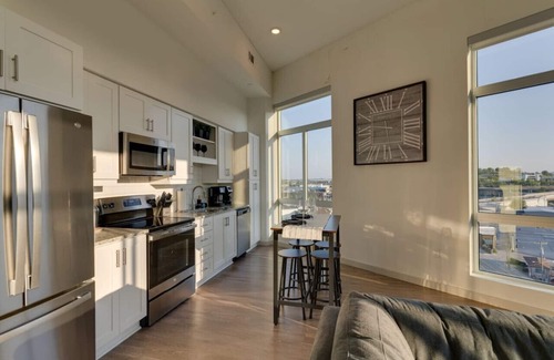 Sobro Apartment | Stunning Top-Floor 2BD Downtown Oasis!