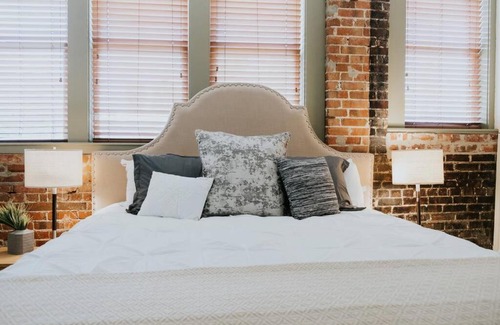 Springfield House | Stunning townhouse on quiet street in Springfield!