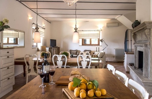 Schifanoia Villa | Stunning Umbrian Farmhouse and infinity pool with views of the valley D'orza