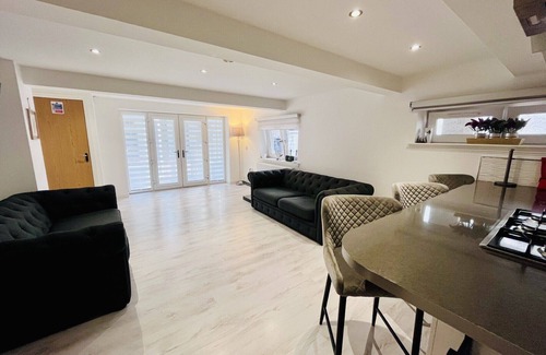 Motherwell Apartment | Stunning unique 2 bedroom 2 bathroom studio apartment private parking