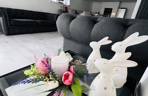 Motherwell Apartment | Stunning unique 2 bedroom 2 bathroom studio apartment private parking