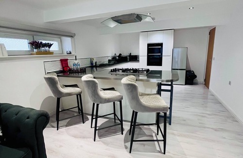 Motherwell Apartment | Stunning unique 2 bedroom 2 bathroom studio apartment private parking