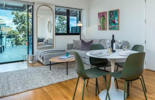 Auckland Central Business District Apartment | Stunning Viaduct Apartment w Harbour views, Spa Pool and FREE Parking