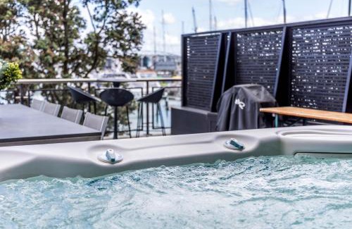Auckland Central Business District Apartment | Stunning Viaduct Apartment w Harbour views, Spa Pool and FREE Parking