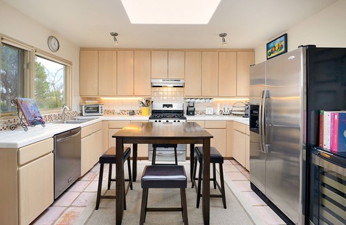 West Alameda House | Stunning view home, 3bdr, City lights, sunsets, kiva's, portals, 7 min to Plaza