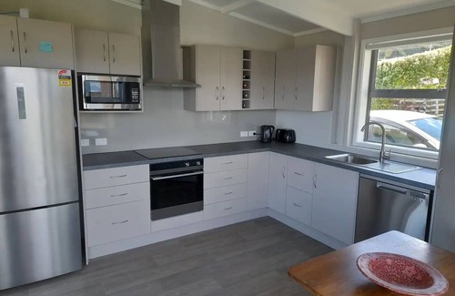 Korokoro House | Stunning view & hot tub. New house handy to townnn