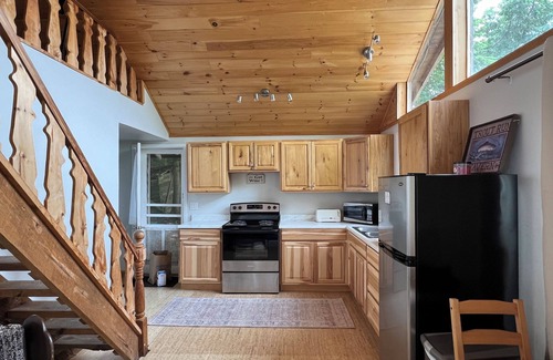 Town of Putnam Apartment | Stunning views from this quiet northern end of Lake George carriage house