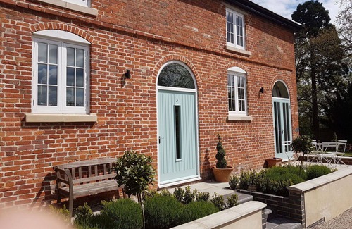 Breedon on the Hill House | Stunning villa for 4 guests with WIFI, TV, pets allowed and parking