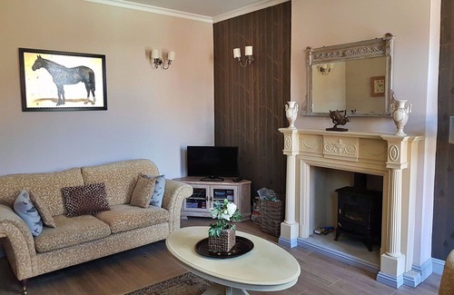 Breedon on the Hill House | Stunning villa for 4 guests with WIFI, TV, pets allowed and parking