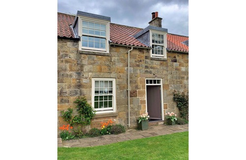 Great Broughton House | Stunning villa for 4 guests with WIFI, TV, terrace and parking