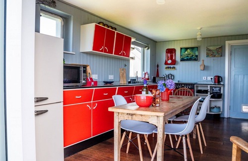Pendeen House | Stunning villa for 6 guests with WIFI, TV, pets allowed and parking