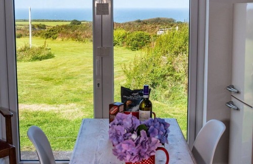 Pendeen House | Stunning villa for 6 guests with WIFI, TV, pets allowed and parking