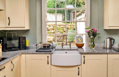Catterick House | Stunning villa for 14 guests with hot tub, WIFI, TV, pets allowed and parking