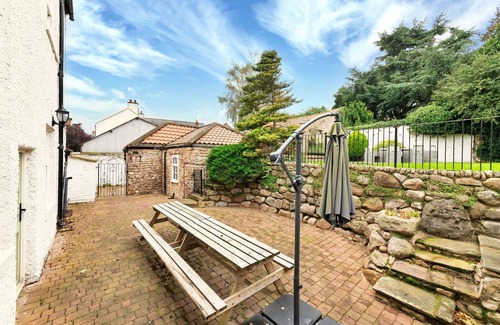 Catterick House | Stunning villa for 14 guests with hot tub, WIFI, TV, pets allowed and parking