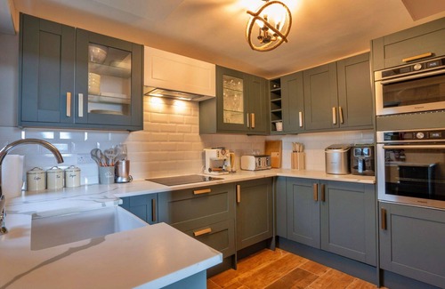Buxton House | Stunning villa for 12 guests with WIFI, pets allowed and parking