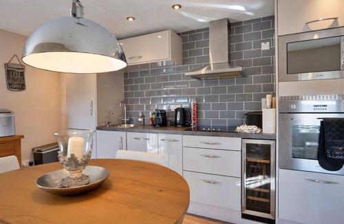 Buxton House | Stunning villa for 12 guests with WIFI, pets allowed and parking