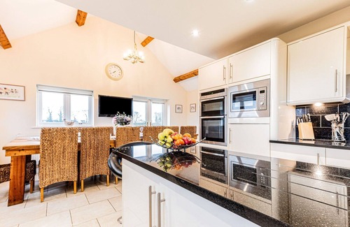 Holywell House | Stunning villa for 14 guests with WIFI and parking