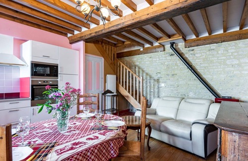 Commes House | Stunning villa for 4 guests with TV, pets allowed and parking