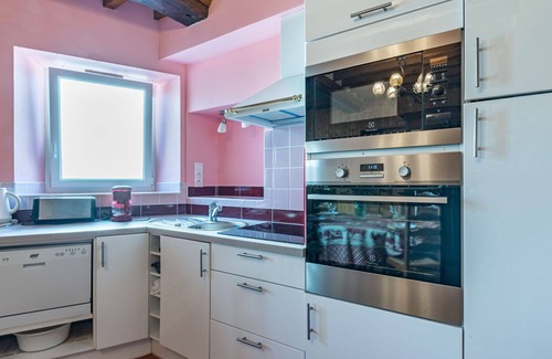 Commes House | Stunning villa for 4 guests with TV, pets allowed and parking