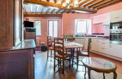 Commes House | Stunning villa for 4 guests with TV, pets allowed and parking