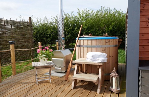 Cropredy House | Stunning villa for 4 guests with hot tub, terrace, pets allowed and parking