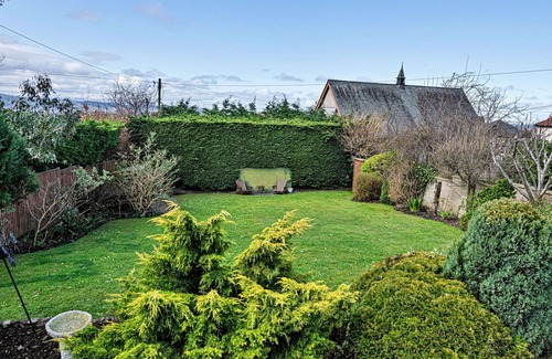 Dyserth House | Stunning villa for 4 guests with hot tub, WIFI, terrace and parking