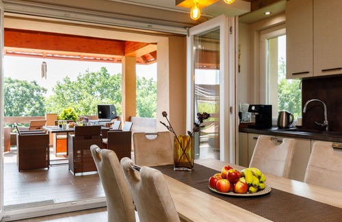 Revfulop Villa | Stunning villa for 6 guests with WIFI, TV, terrace and parking