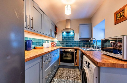 Trefor House | Stunning villa for 6 guests with WIFI, terrace, pets allowed and parking